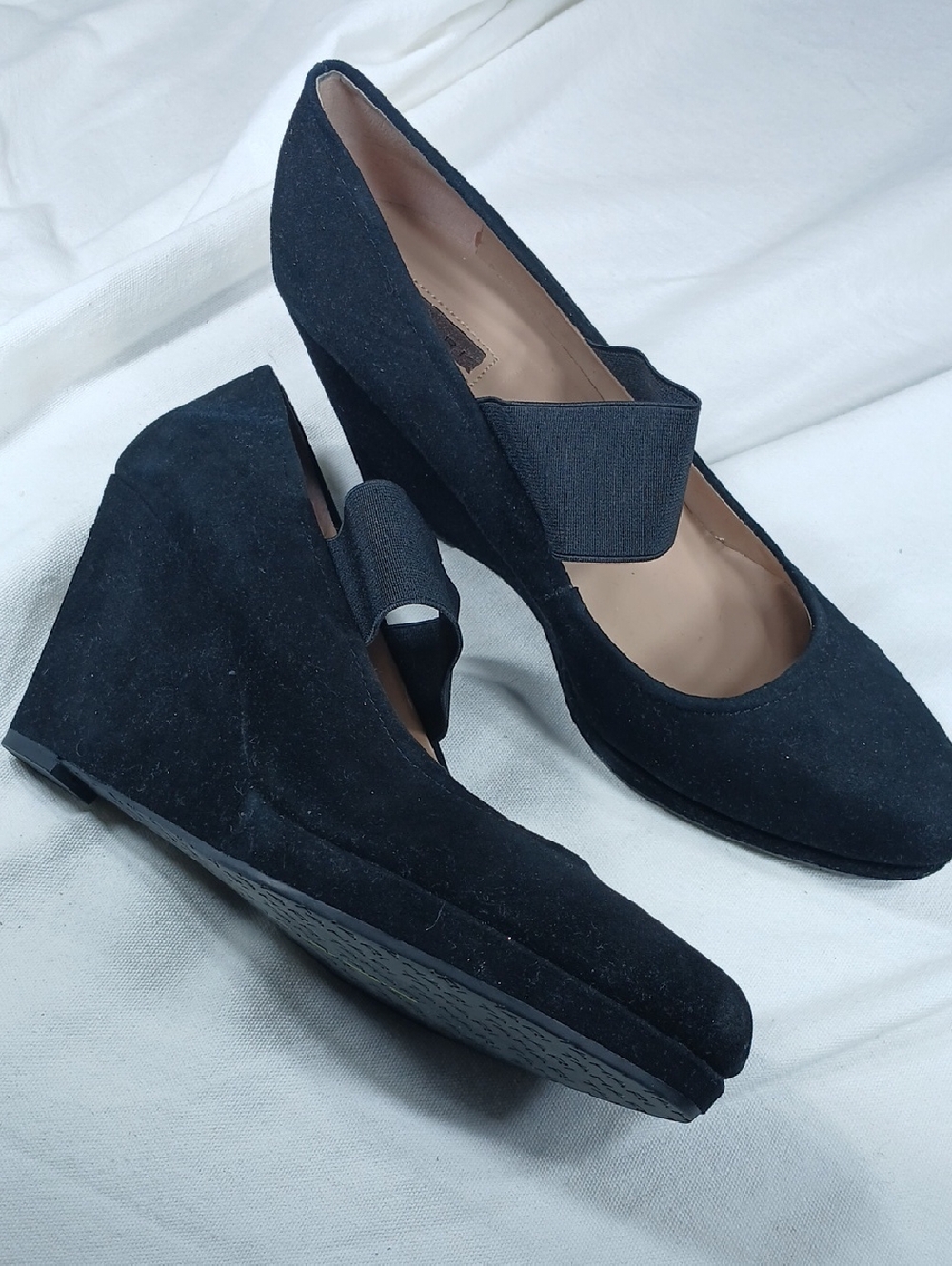 Tahari womens Black Suede Wedge Pumps with Elastic Strap size 9